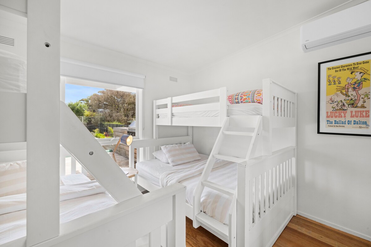 Kiyoyozi katika chumba cha ghorofa 
Sehemu kubwa ya kuhifadhi, ikiwemo rafu nyuma ya kabati la kuteleza lenye kioo