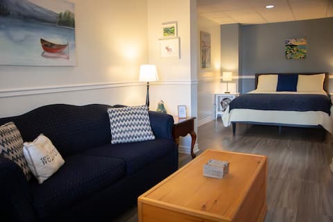 Top Airbnb: The Worn Doorstep - Queen Suite in Victoria, Subd. B
