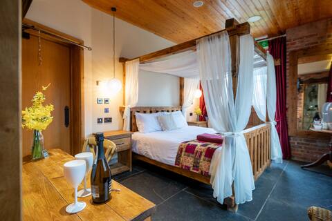 Famau - Luxury Rustic Romantic Retreat