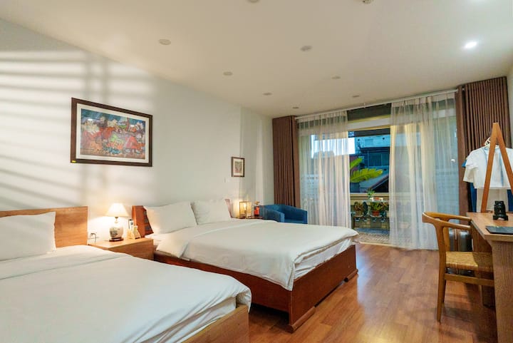 Dormitorio 3 (con balcón en el tercer piso): 
- balcón privado 
- 1 cama matrimonial.
- 1 cama individual.
- baño e inodoro 
- TV, nevera, tabe, silla, perchas para ropa.
