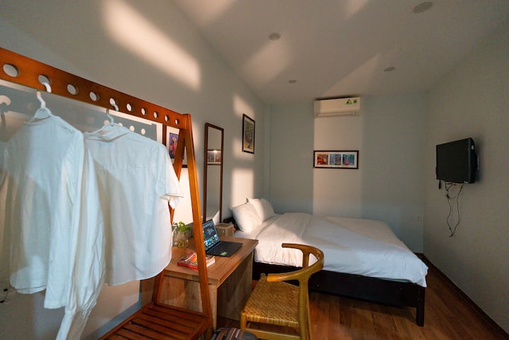 Dormitorio 4 (con ventana pequeña en el segundo piso):
- 1 cama Queen size
- 1 baño privado:
TV, nevera, aire acondicionado, mesa, wifi.
- Gratis: champú, gel de ducha, cepillo de dientes, peine, afeitado, toallas limpias.