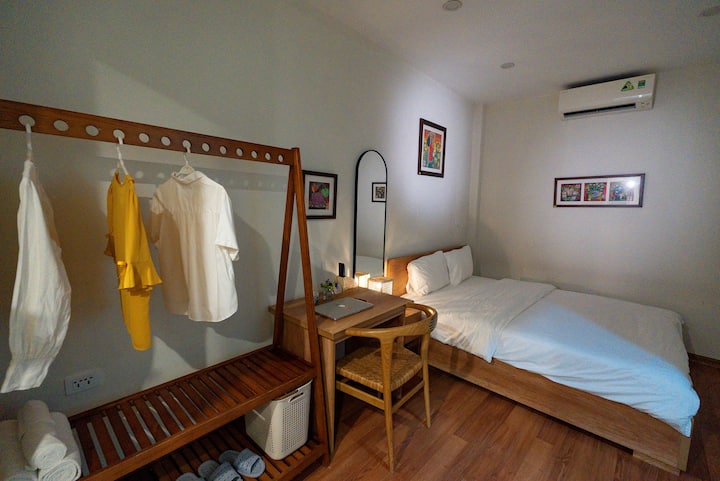 Dormitorio 6 (con una gran ventana en el cuarto piso):
- 1 cama tamaño queen de 1,6 mx2m
- 1 baño privado:
TV, nevera, aire acondicionado, mesa, wifi.
- Gratis: champú, gel de ducha, cepillo de dientes, peine, afeitado, toallas limpias.