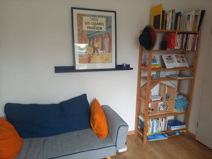 ספה נפתחת לאדם אחד. 
זה לא נוח במיוחד למבוגר.