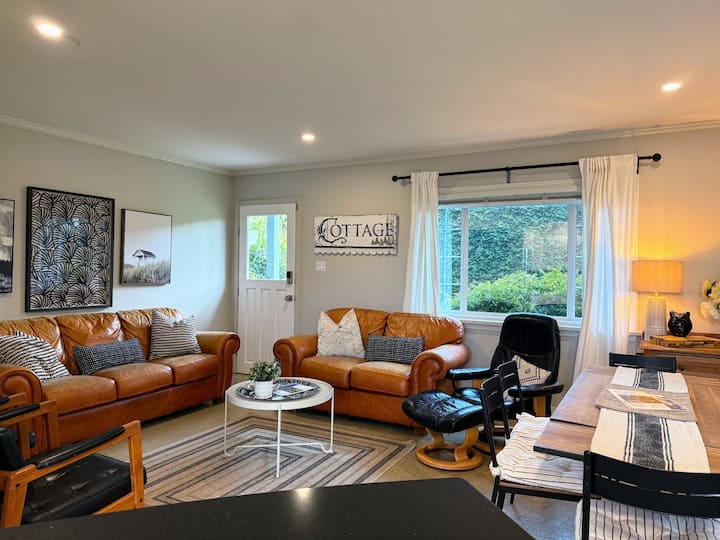 Family Cottage Charm, Pet Friendly - Victoria