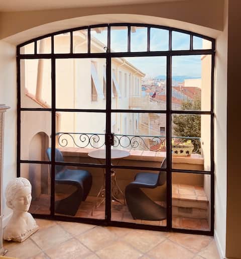 Successful Airbnb property: Lovely apartment, private roof-terrace in old city in Antibes