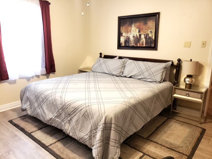 Cama principal tamaño «king», 2 mesitas de noche, escritorio, silla, mesa