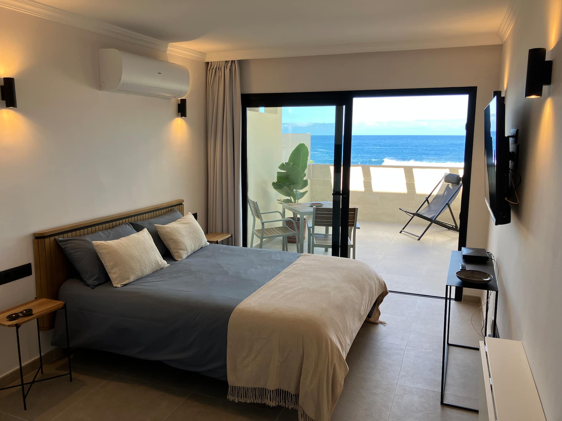 Penthouse on seafront with swimming pool