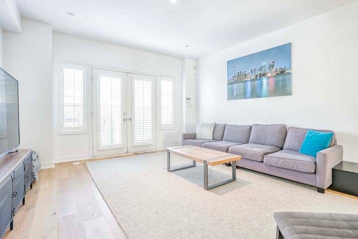 Toronto Gem: Steps from Beach, TTC, and Downtown! gallery image 3