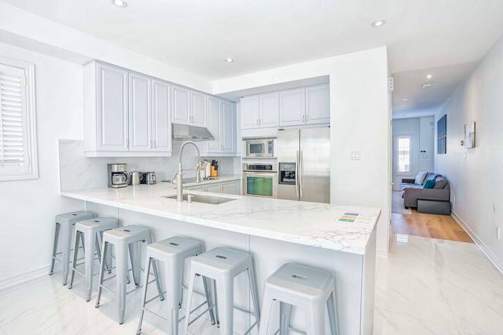 Toronto Gem: Steps from Beach, TTC, and Downtown!