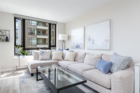 Successful Airbnb property: Astoria Gem - Downtown 1 Bedroom Suite w/ Parking in Downtown