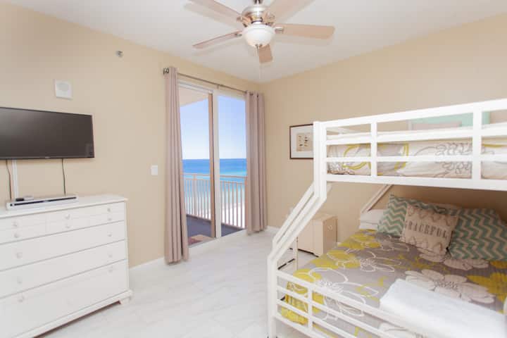 Chumba cha kulala cha 2. Twin juu ya bunk kamili. Kila chumba cha kulala kina roshani yake.