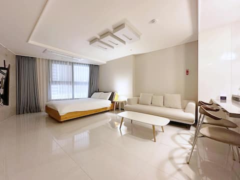 Bella • • #1 minute walk from LCT and the beach#Netflix#FamilyCoupleFriends#SpaciousBed#FreeGym#Cook