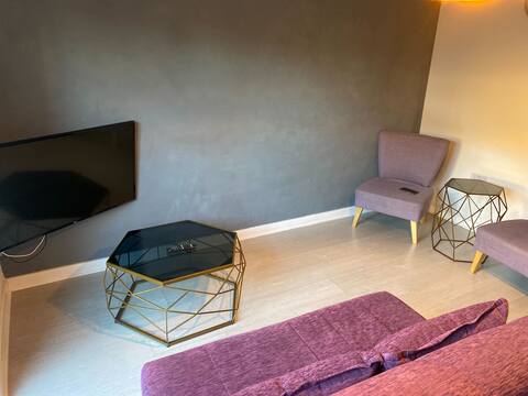 Successful Airbnb property: An Exceptional, available 2bed House with Parking in Meadows