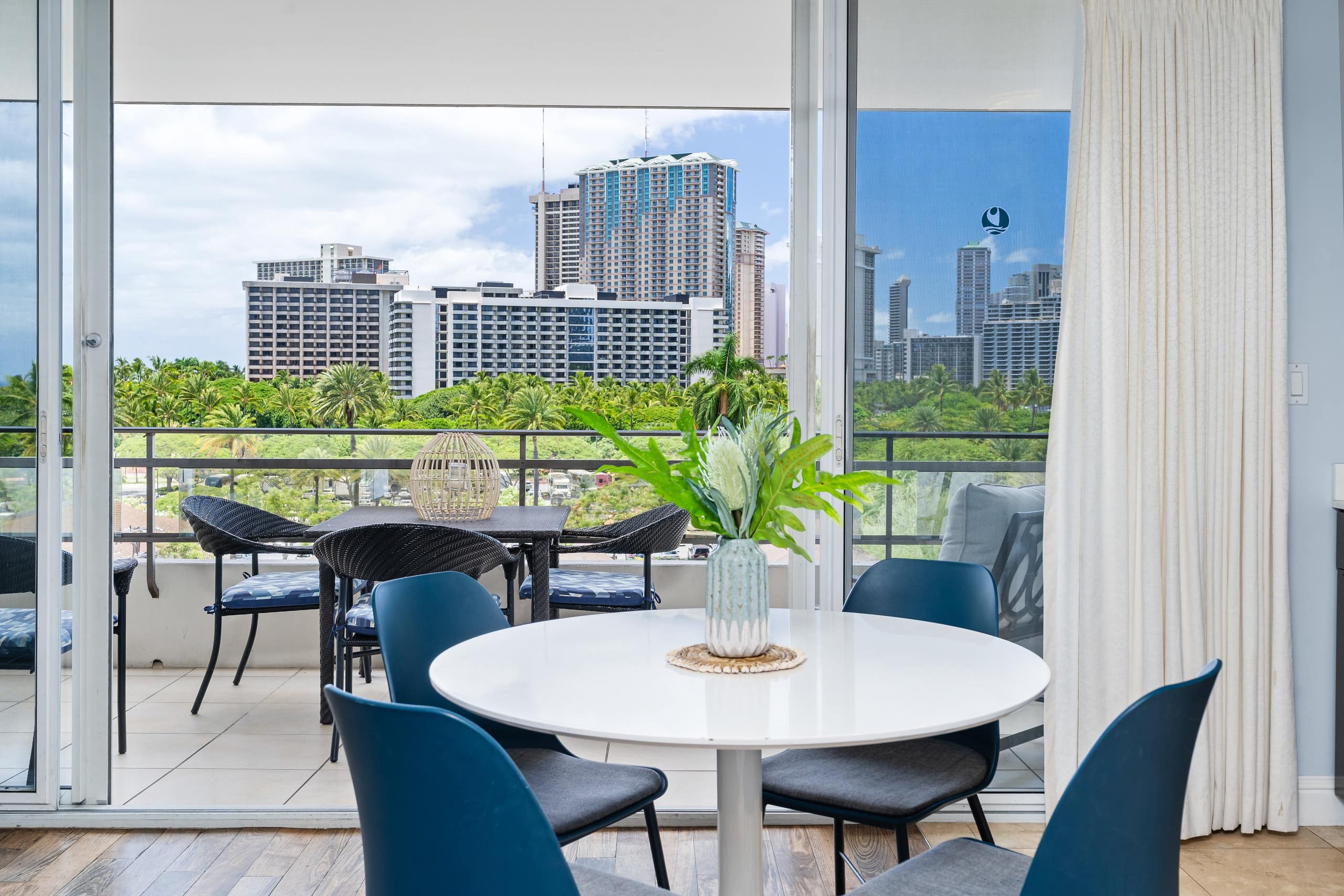 Condo in Honolulu · ★4.7 · 2 bedrooms · 4 beds · 1 private bath - Image 11