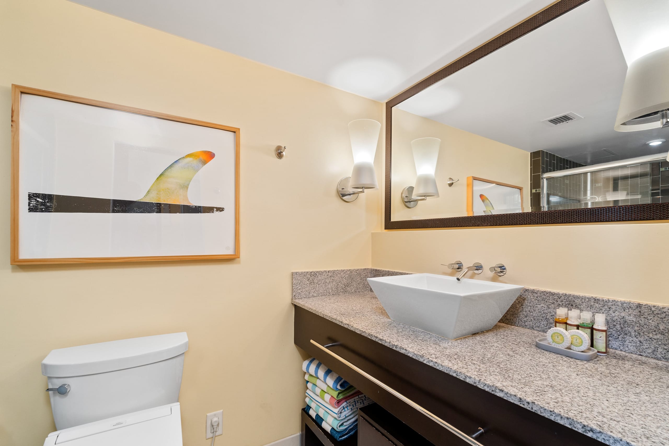 Condo in Honolulu · ★4.7 · 2 bedrooms · 4 beds · 1 private bath - Image 17