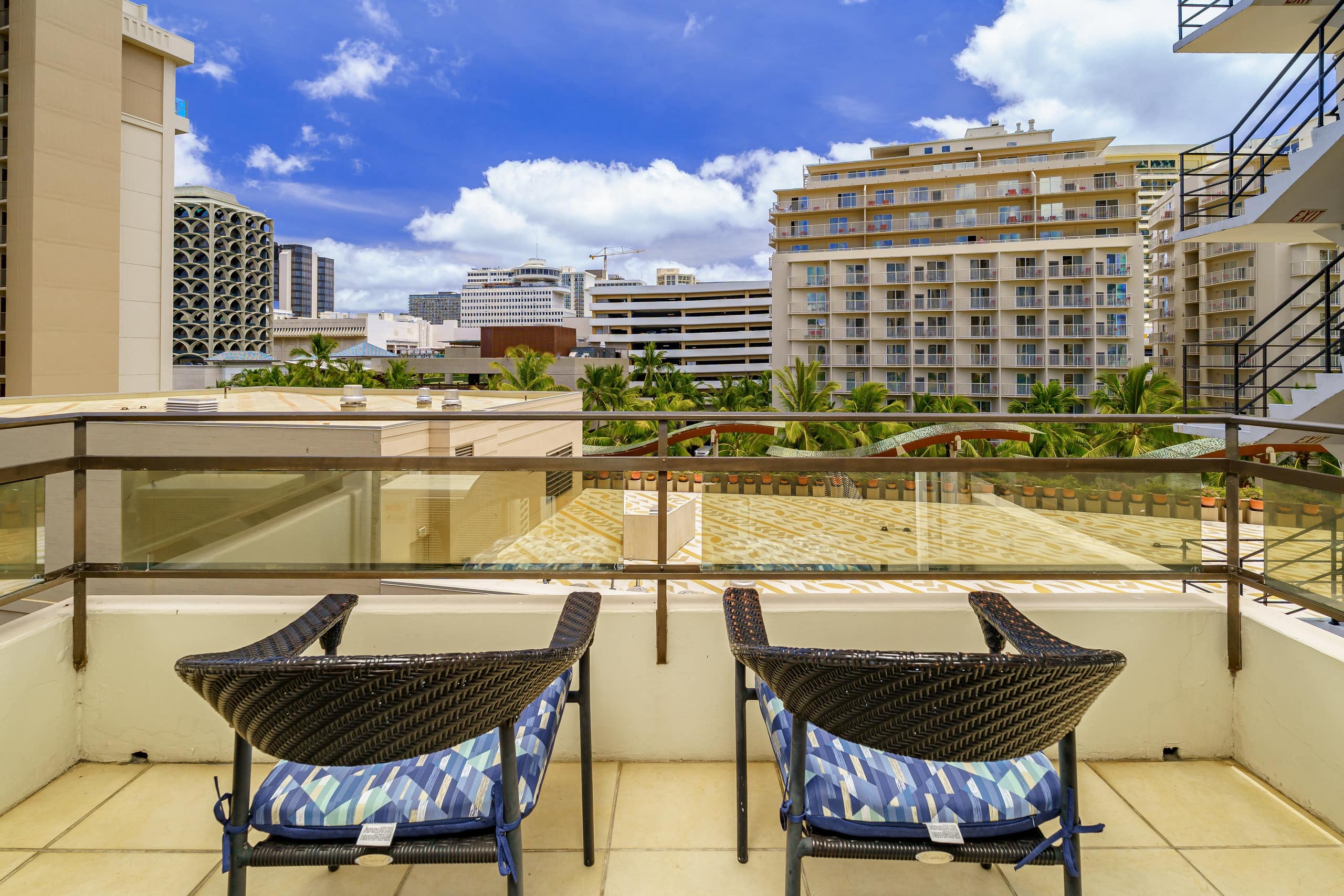 Condo in Honolulu · ★4.7 · 2 bedrooms · 4 beds · 1 private bath - Image 21