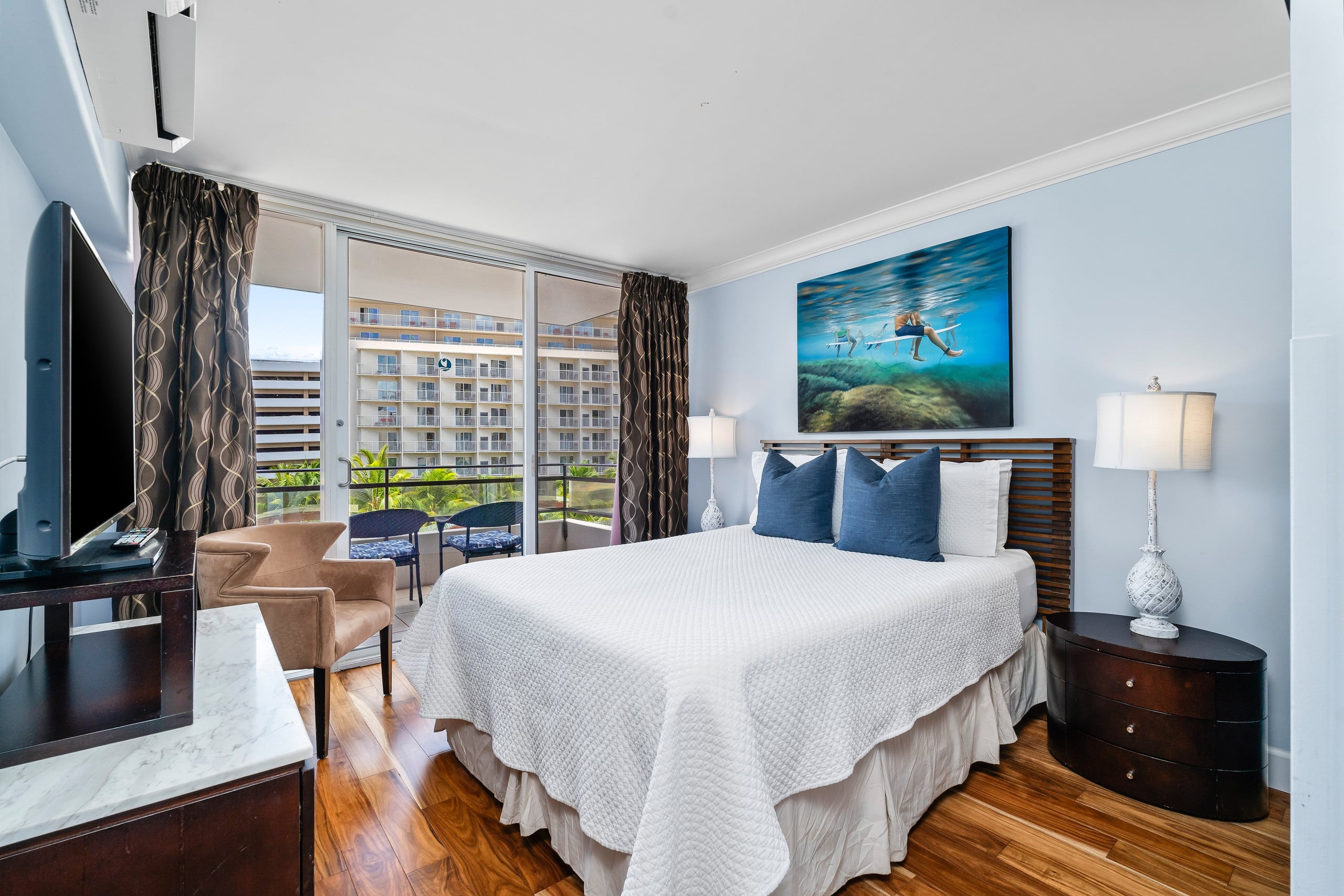 Condo in Honolulu · ★4.7 · 2 bedrooms · 4 beds · 1 private bath - Image 12