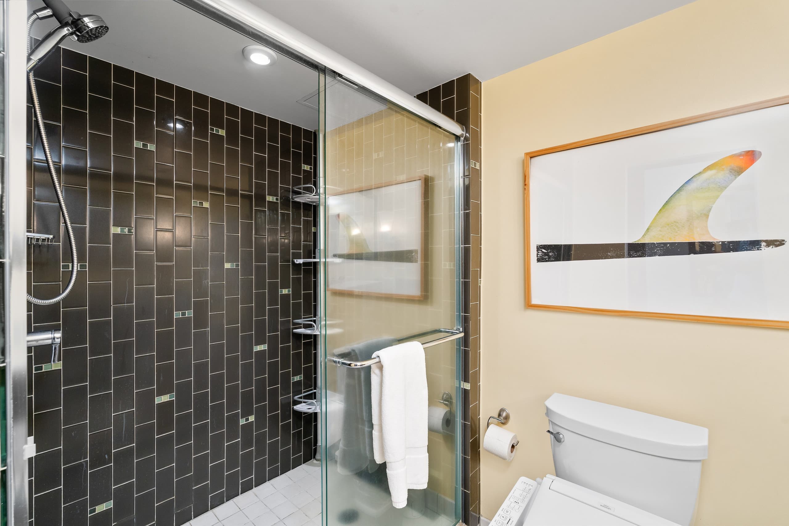 Condo in Honolulu · ★4.7 · 2 bedrooms · 4 beds · 1 private bath - Image 18