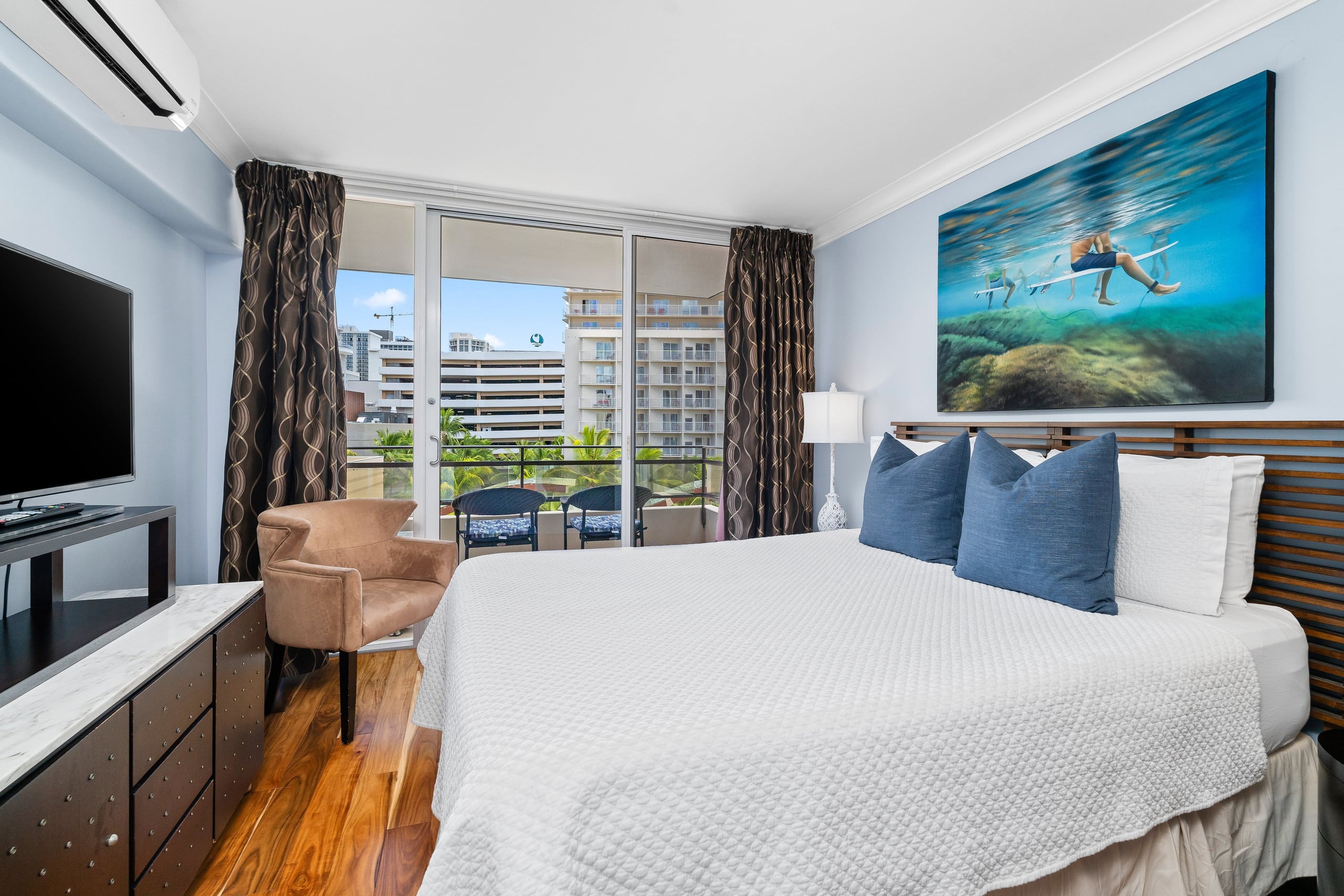 Condo in Honolulu · ★4.7 · 2 bedrooms · 4 beds · 1 private bath - Image 13