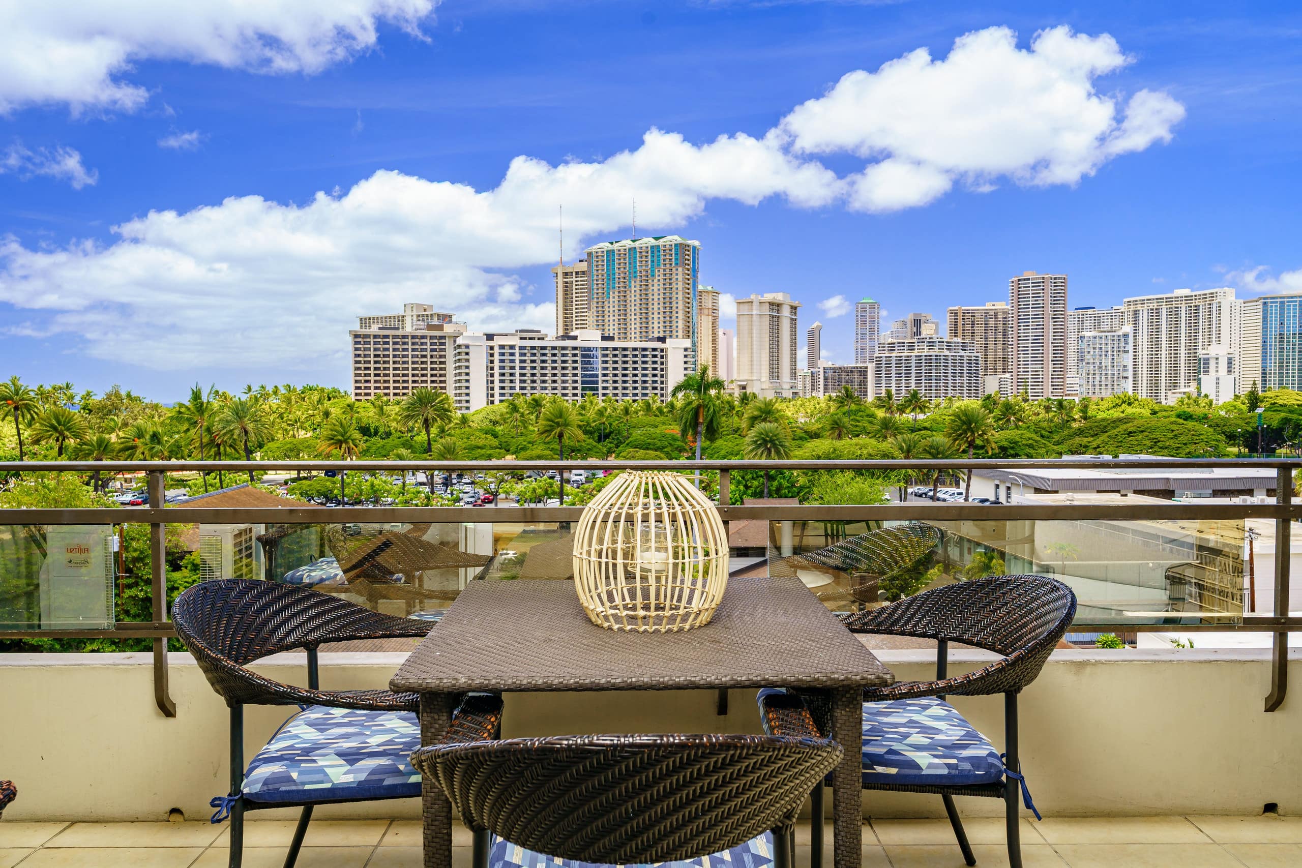 Condo in Honolulu · ★4.7 · 2 bedrooms · 4 beds · 1 private bath - Image 19