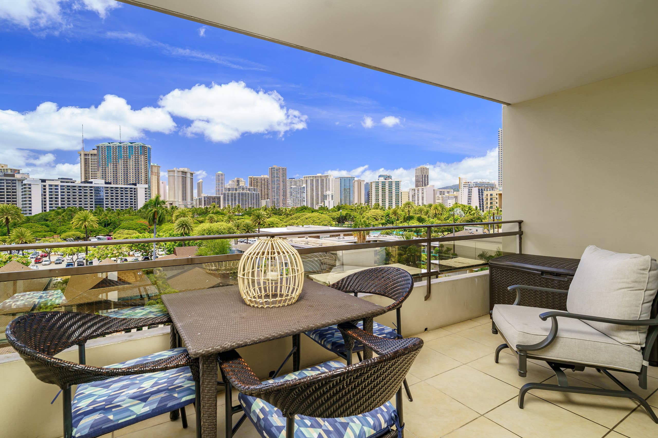 Condo in Honolulu · ★4.7 · 2 bedrooms · 4 beds · 1 private bath - Image 20