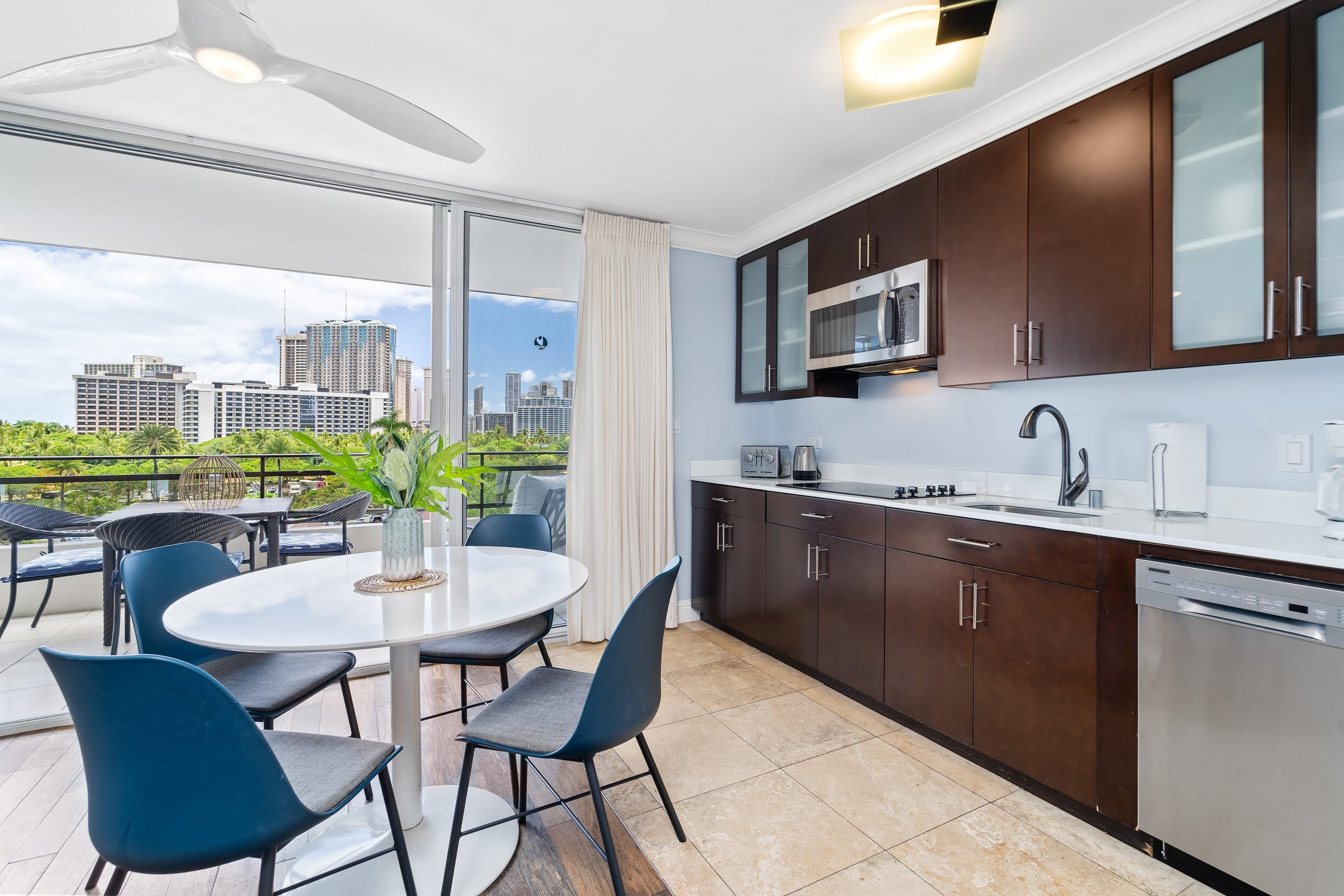 Condo in Honolulu · ★4.7 · 2 bedrooms · 4 beds · 1 private bath - Image 10