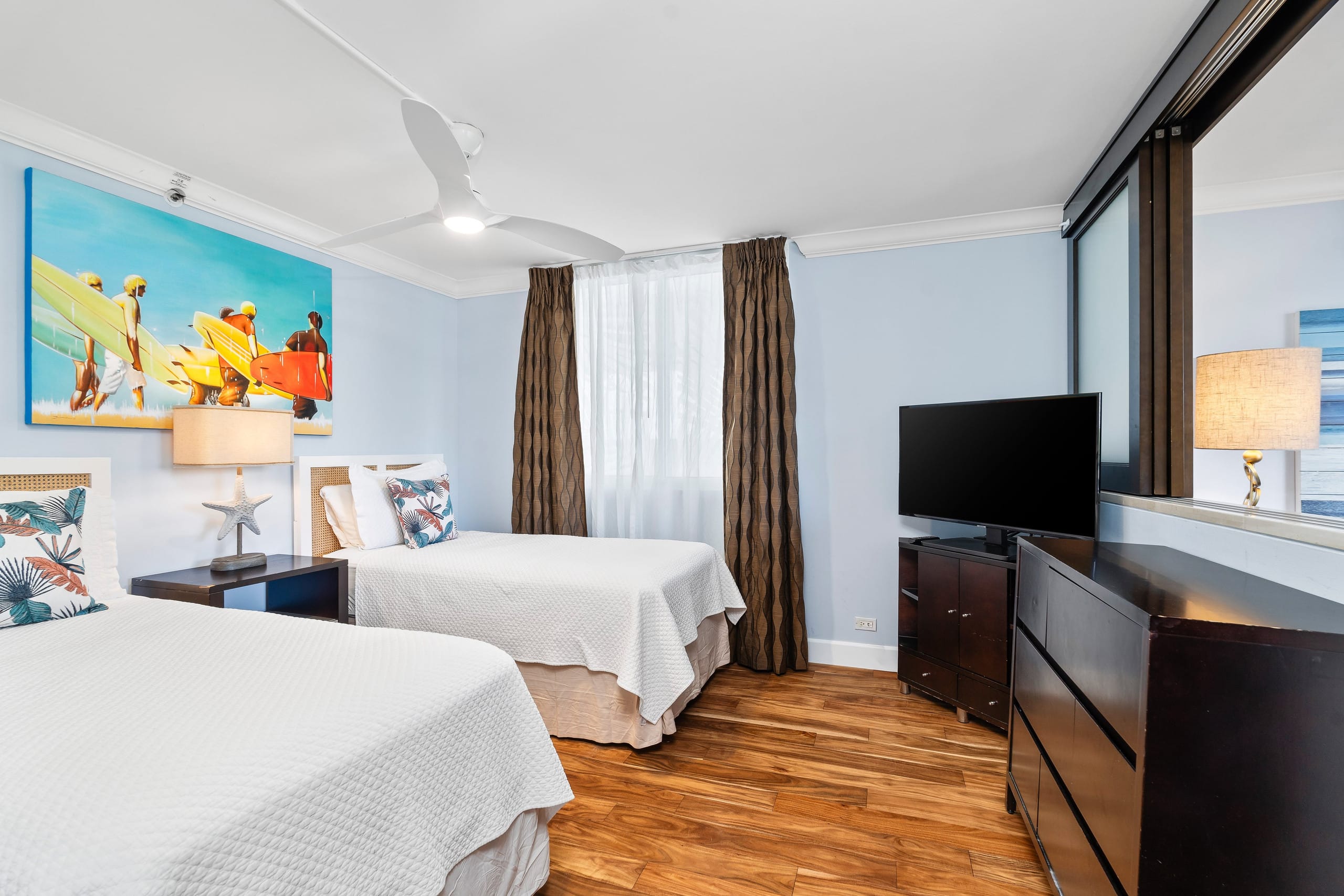 Condo in Honolulu · ★4.7 · 2 bedrooms · 4 beds · 1 private bath - Image 15