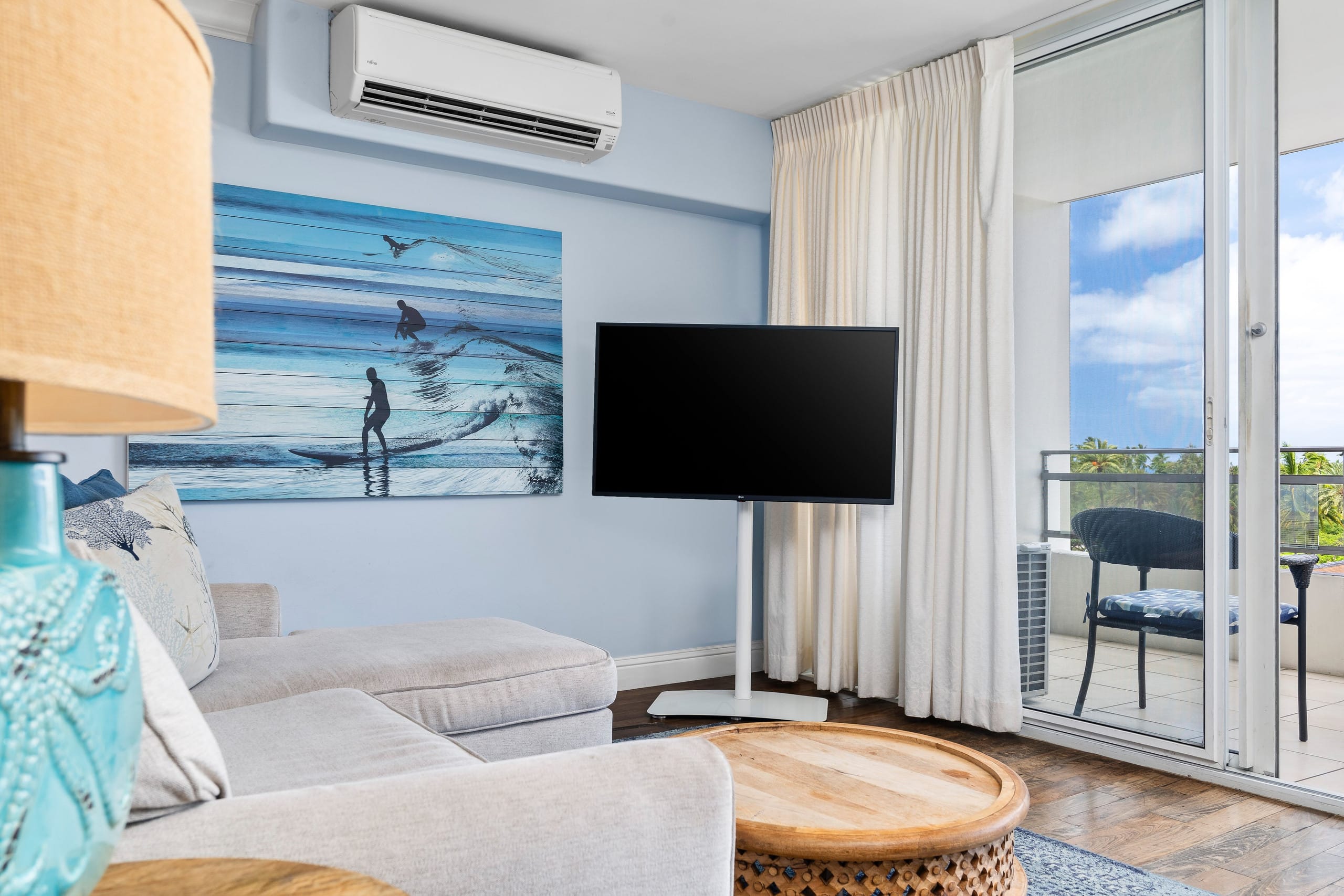 Condo in Honolulu · ★4.7 · 2 bedrooms · 4 beds · 1 private bath - Image 4