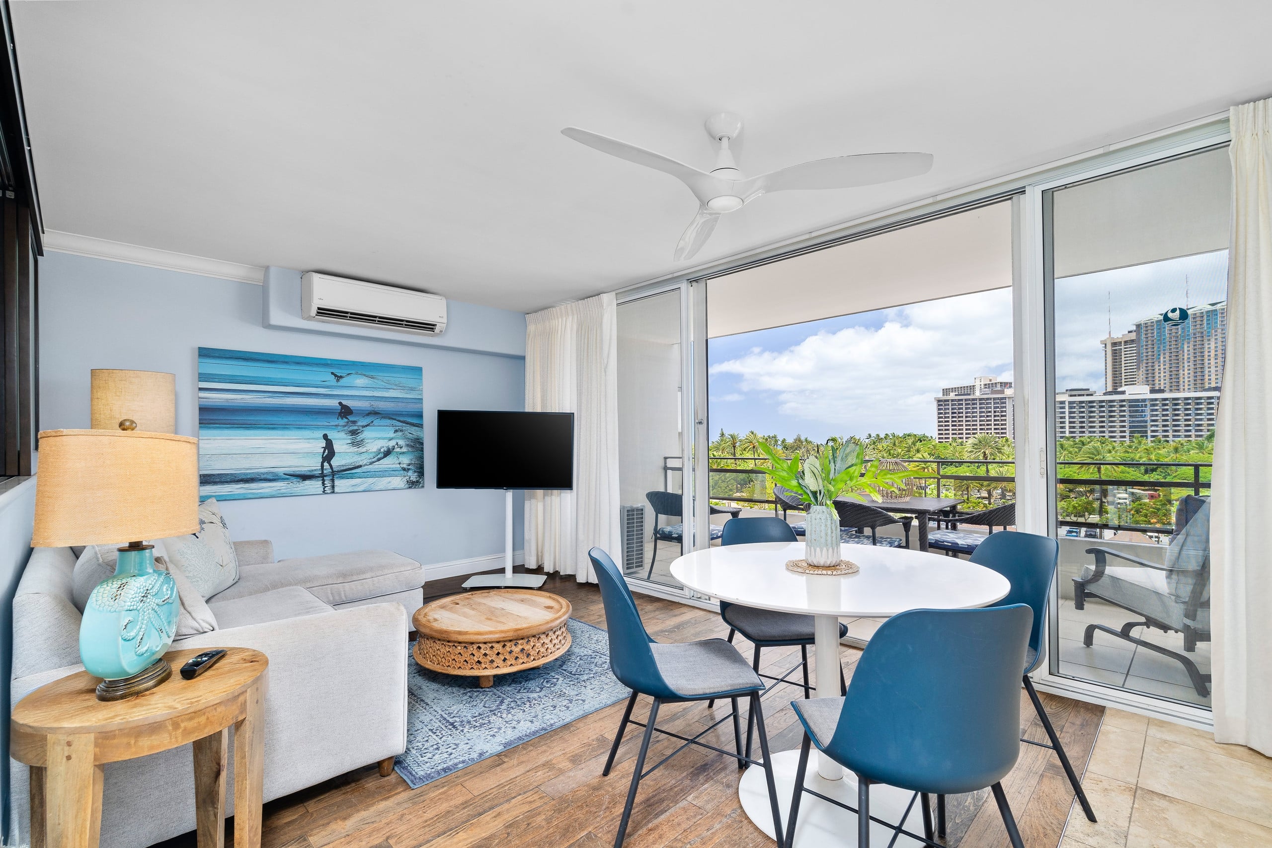 Condo in Honolulu · ★4.7 · 2 bedrooms · 4 beds · 1 private bath - Image 1