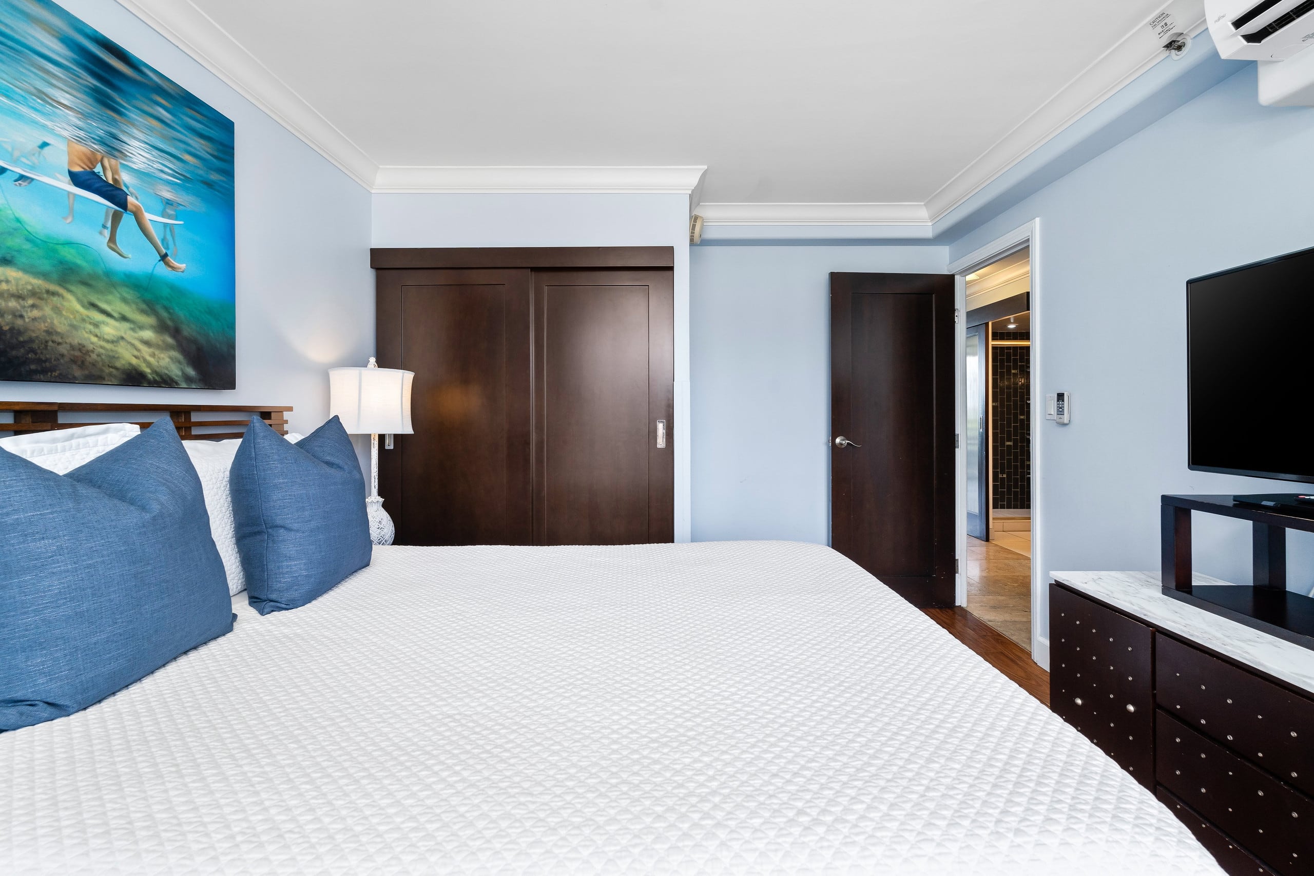 Condo in Honolulu · ★4.7 · 2 bedrooms · 4 beds · 1 private bath - Image 14