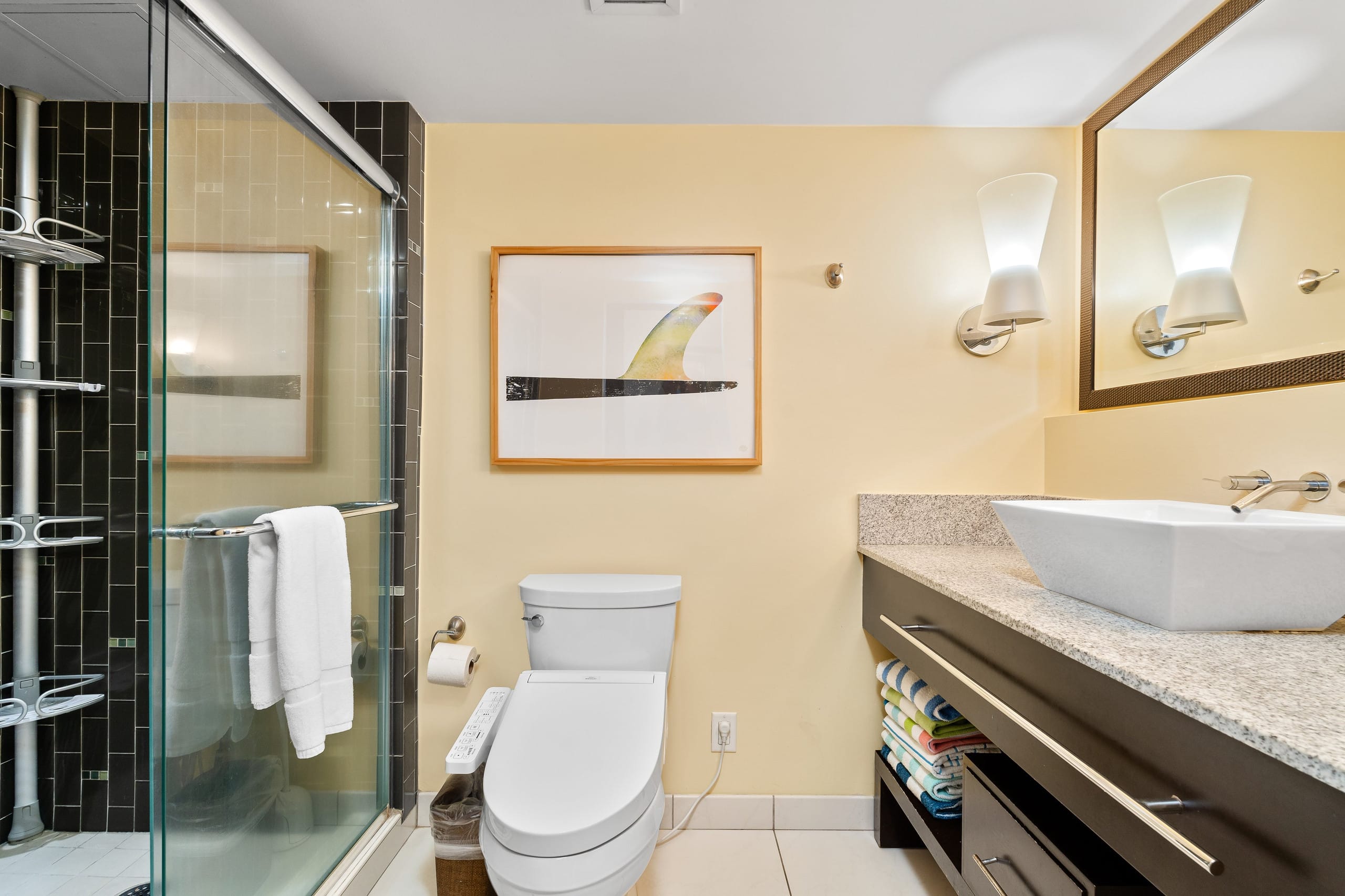 Condo in Honolulu · ★4.7 · 2 bedrooms · 4 beds · 1 private bath - Image 16