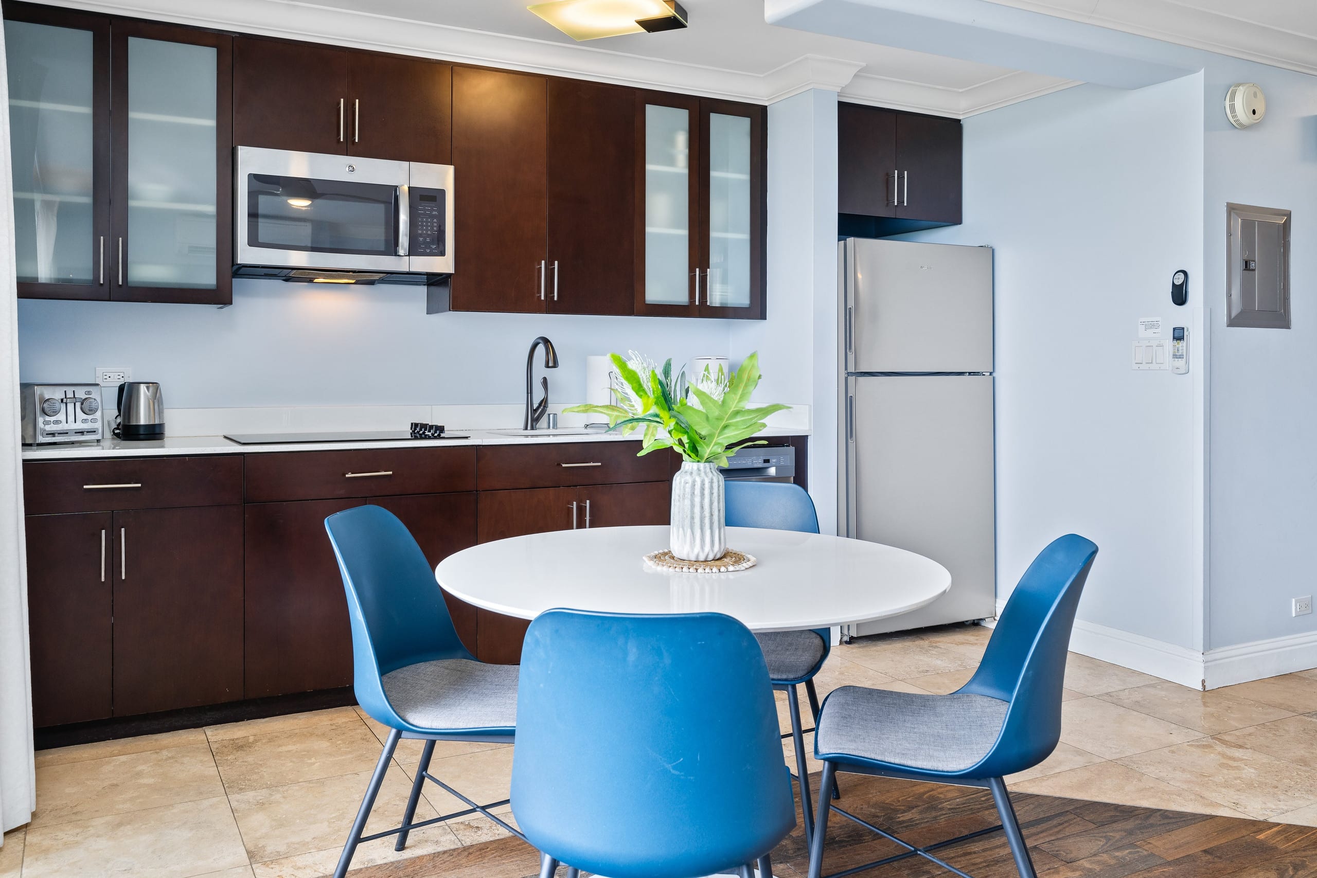 Condo in Honolulu · ★4.7 · 2 bedrooms · 4 beds · 1 private bath - Image 9