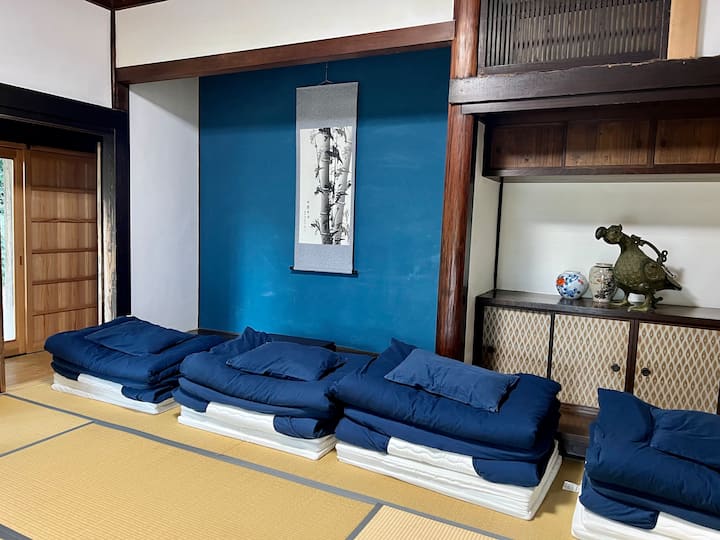 Japonská izba medzi 8 rohožami tatami v zadnej miestnosti.