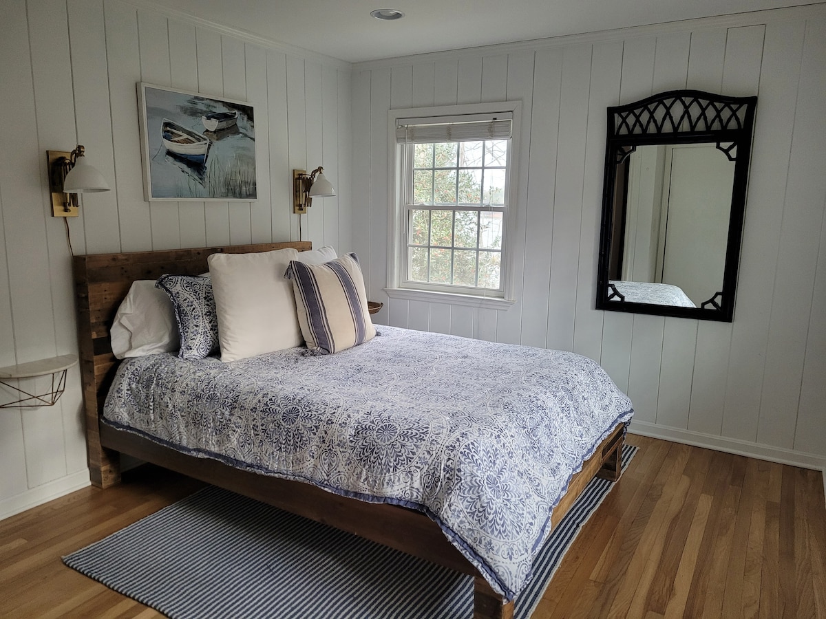 Charming lakefront cottage on Lake Lanier w/dock
