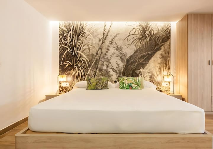 Dormitorio con cama tamaño queen: ¡Disfruta de la tranquilidad con una decoración inspirada en la naturaleza y una iluminación ambiental suave!