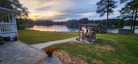 8 Bedroom, 4.5 bath lake front home with boathouse