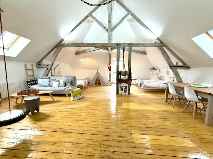 مساحة كبيرة مخصصة للأطفال مع 3 أسرّة مفردة + سرير أطفال واحد (حتى 7 سنوات) + سرير أريكة. مساحة مع طاولة للرسم أو العمل، ومنطقة استراحة، وألعاب، وألعاب، ومطبخ، وكتب، وأرجوحة، وحمام