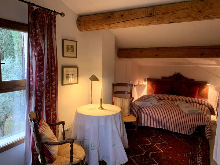 ห้องนอนที่ 5 ในเกสต์เฮาส์ที่อยู่ติดกันมีห้องน้ำส่วนตัวห้องครัวขนาดเล็กและลานบ้าน