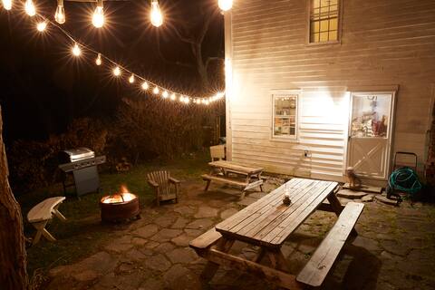 Charming farmhouse retreat w/fire pit