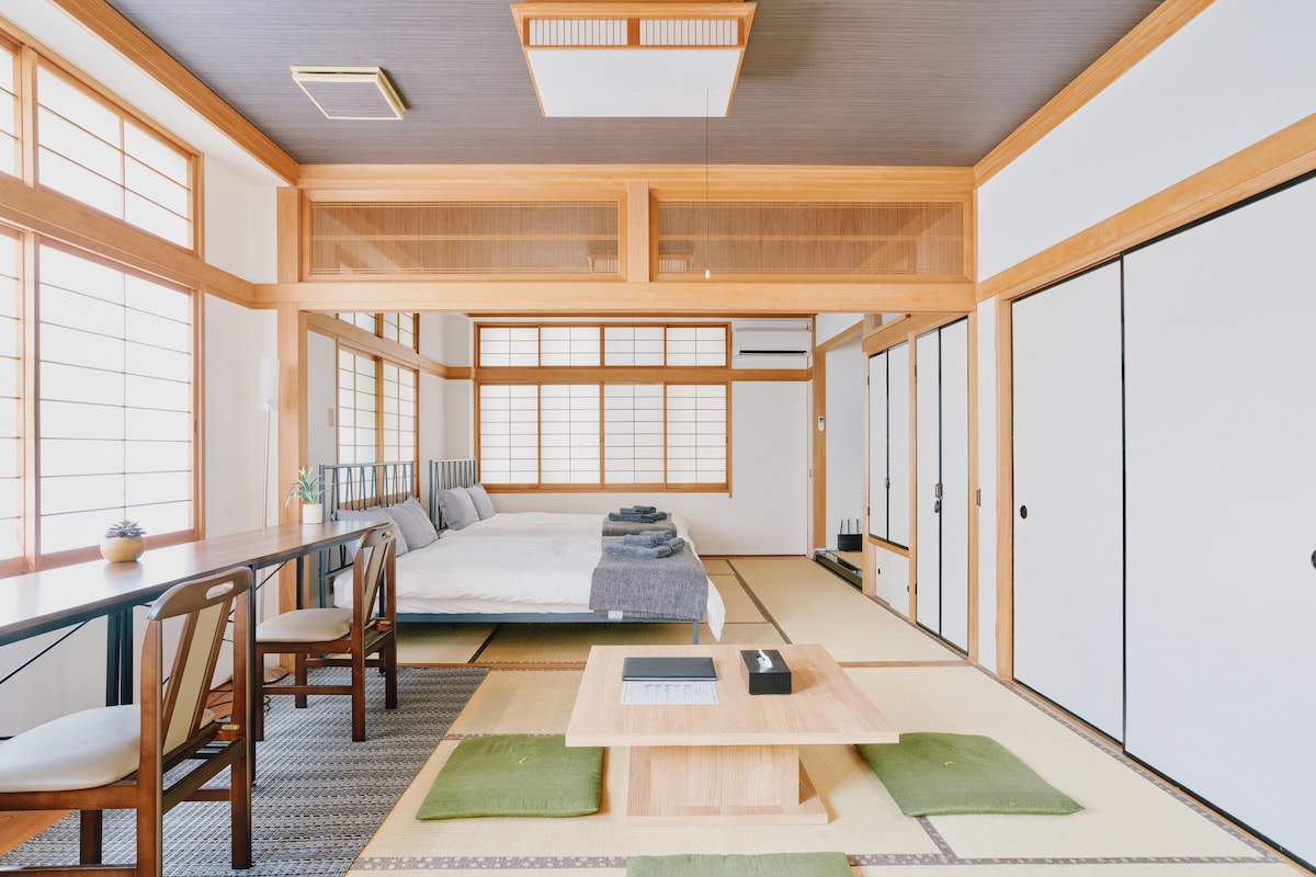 Furahia wakati wa amani katika chumba cha jadi cha Kijapani cha tatami.