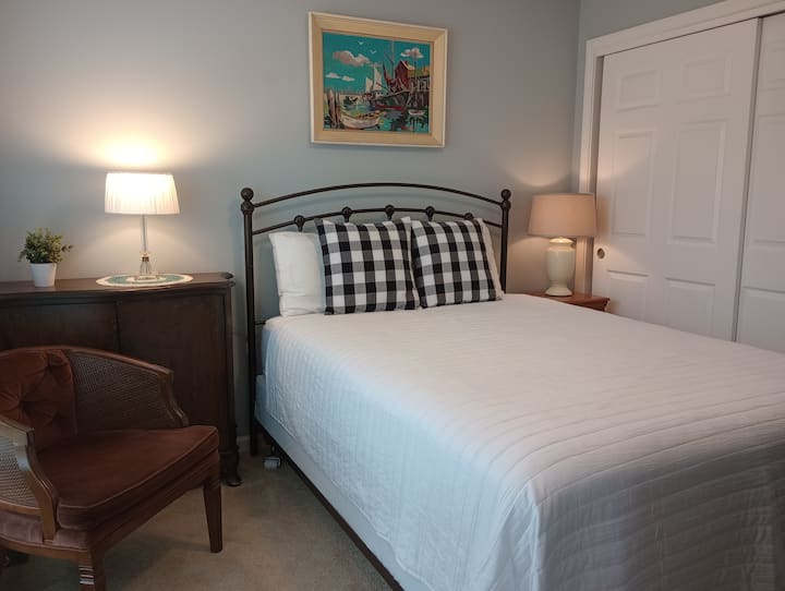 საძინებელი 2 პირველ სართულზე. 