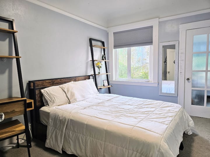 3. spavaća soba: bračni krevet s hibridnim madracem, radni stol. Sjenila za zamračenje. 