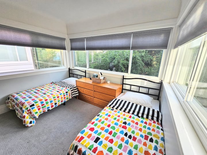 2. spavaća soba u stražnjem dijelu:

 2 kreveta za 2 osobe, pogled na kuću na stablu. Knjige, Lego, igračke!

Možete vidjeti šojke, zebe, kolibrije, pa čak i poznate papige San Francisca!