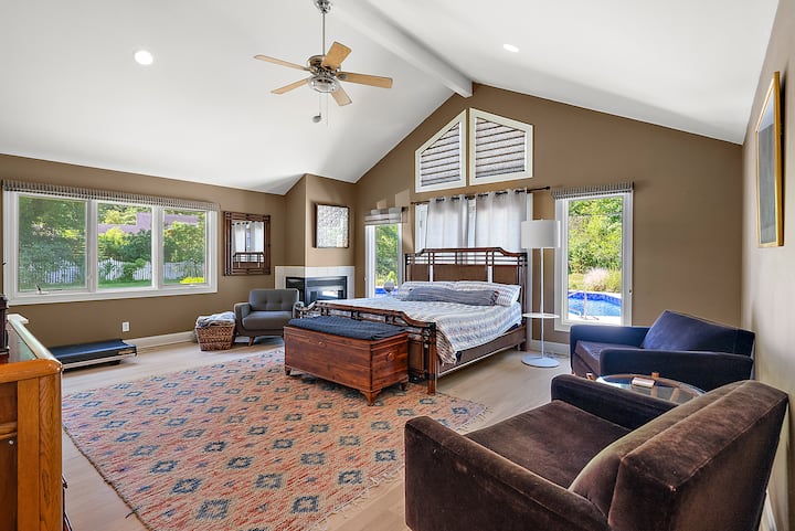 Primary suite with ensuite bath, fireplace, and private views