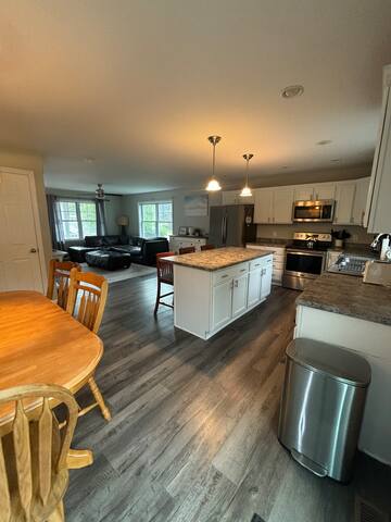 5 BR / 3 BA house in Narragansett Pier! gallery image 5