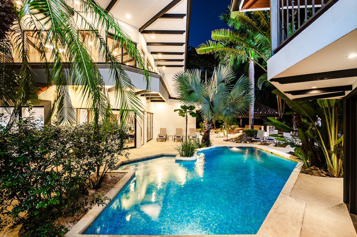 Golf from home! 8BR Lux Villa, Pool, Beach Club!