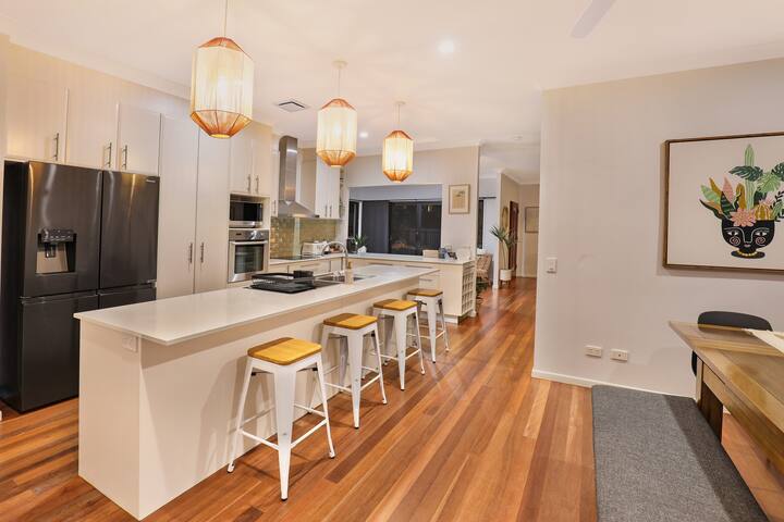 Alex Head- walk to beach – Heated Pool – 16 guests gallery image 3