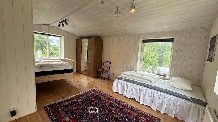 spavaća soba u maloj kolibi 