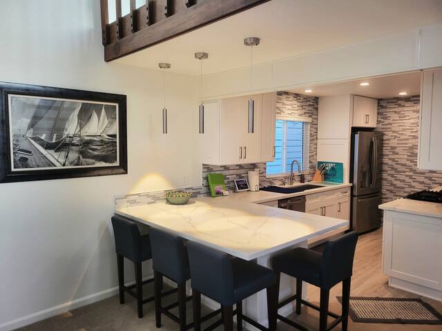 Luv Oceanside Views-1 House to Beach-2 King Beds! gallery image 3