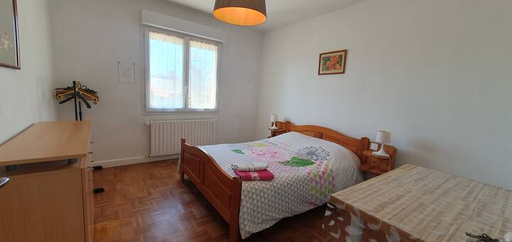 Spavaća soba u prizemlju. Ormarić za pohranu. Radni stol. 1 krevet širine 140 cm